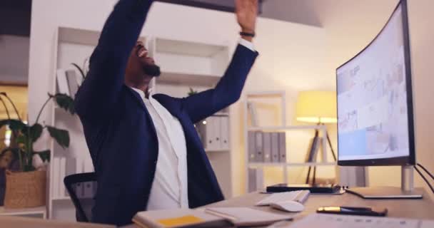Hombre Feliz Tirar Papeles Éxito Oficina Ganar Negocio Celebración Noticias — Vídeos de Stock