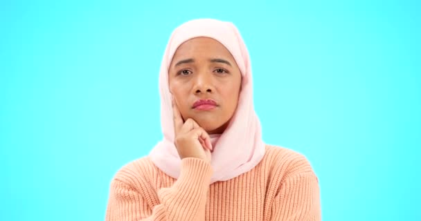 Μουσουλμάνα Γυναίκα Σκέψη Και Ιδέα Χέρι Στο Πρόσωπο Για Μακιγιάρισμα — Αρχείο Βίντεο