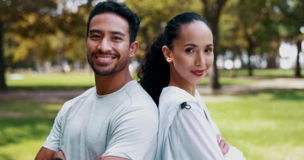 公園のフィットネス 心臓運動 屋外マラソントレーニング 健康のための準備ができて幸せなカップルの顔 陸上競技の挑戦のための肖像画の人々 自然人やスポーツ女性 — ストック動画