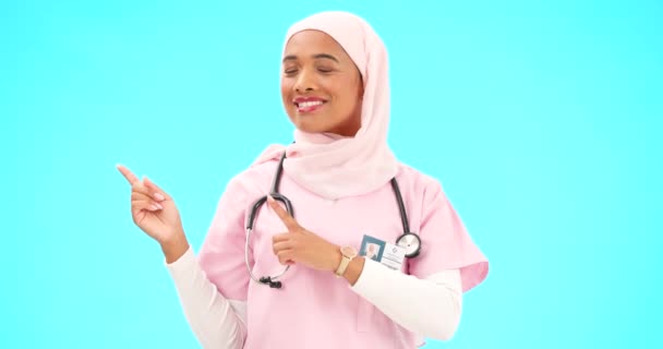 Ärztin Zeigt Auf Attrappe Auf Blauem Hintergrund Für Präsentation Gesundheitswesen — Stockvideo