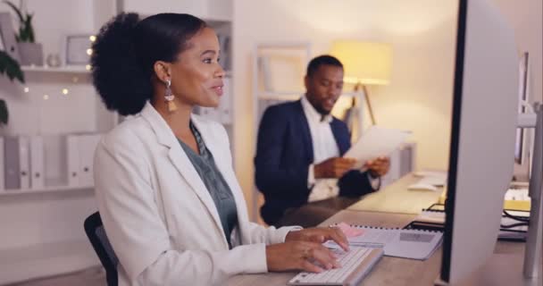 職場でのビジネス ディスカッション 従業員制度 企業研修やメモ アフリカ系アメリカ人女性 プロセスのための書類作成 会社のルールの説明 — ストック動画