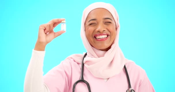 Nurse Healthcare Vaccine Muslim Woman Blue Background Studio Treatment Medical — Stock Video