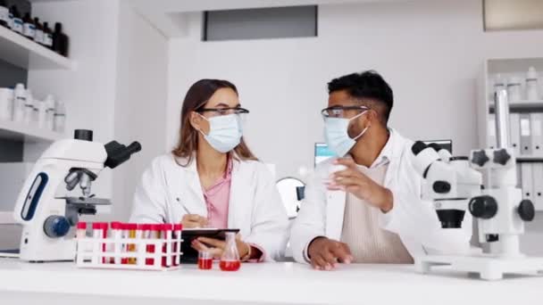 Ομάδα Επιστημόνων Μάσκα Και Δείγμα Αίματος Εργαστήριο Ιατρικής Έρευνας Επιστήμη — Αρχείο Βίντεο