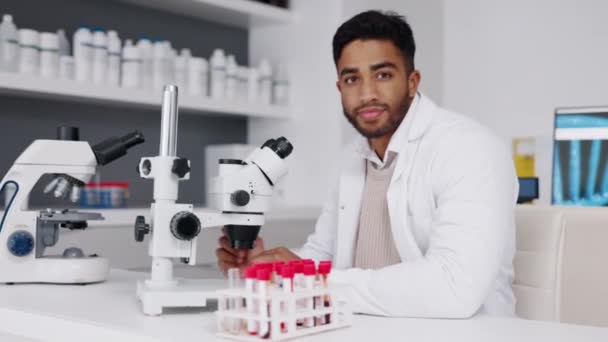 Naukowiec Człowiek Twarz Mikroskop Próbki Krwi Laboratorium Badań Medycznych Szczęściem — Wideo stockowe