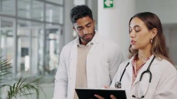 Cuidados Saúde Falando Médicos Com Tablet Planejamento Conversa Hospital Profissionais — Vídeo de Stock