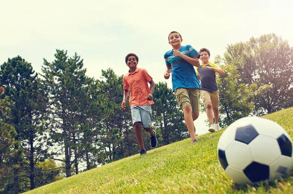Vem Kan Bollen Unga Pojkar Spelar Fotboll Plan Utomhus — Stockfoto