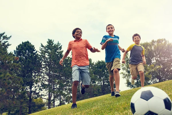 Roligt Att Sparka Boll Unga Pojkar Spelar Fotboll Plan Utomhus — Stockfoto