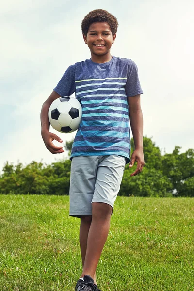 Ben Klaar Voor Wat Voetbal Een Jonge Jongen Uit Voor — Stockfoto