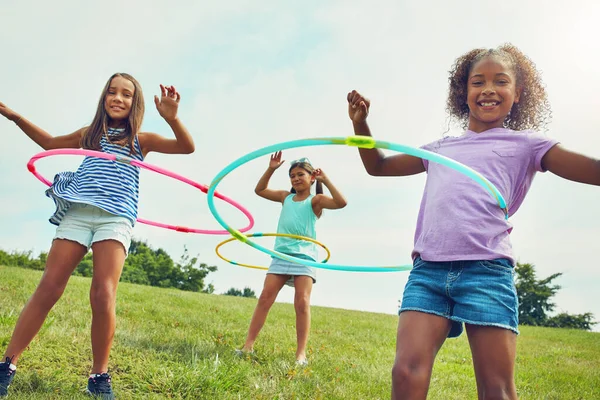 あなたが期待しているときに幸せにならないのは難しい 公園でフラフープで遊んでいる若い女の子のグループ — ストック写真