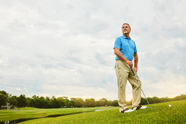 Získávám Fyzickou Mentální Stimulaci Dospělý Muž Venku Hraje Golf Svém — Stock fotografie