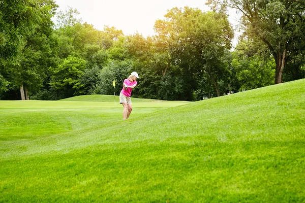 Salıncağı Kontrol Altına Aldı Golf Sahasında Olgun Bir Kadın — Stok fotoğraf