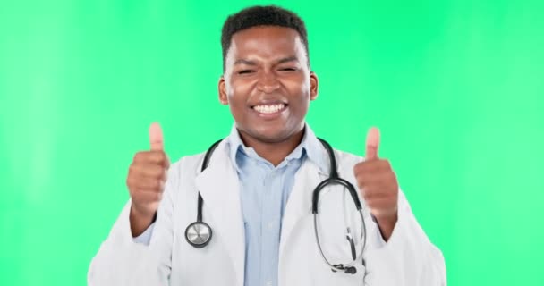 Läkare Svart Man Och Leende Grön Skärm Med Tummen Upp — Stockvideo
