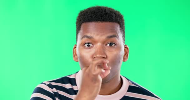 Portret Sekret Czarny Mężczyzna Zielonym Tle Ekranu Studio Aby Zamknąć — Wideo stockowe