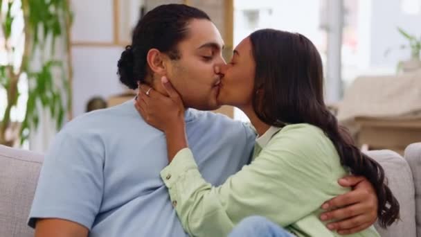 Beijo Amor Casal Relaxar Sofá Casa Para Vínculo Compromisso Mostrar — Vídeo de Stock
