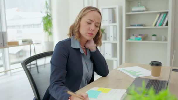 Företag Kvinna Och Anställd Med Nacksmärta Stress Och Muskelspänningar Arbetsplatsen — Stockvideo