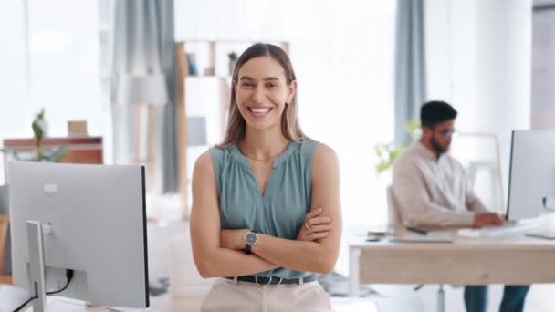 Bizneswoman Ręce Skrzyżowane Uśmiech Twarzy Pewność Siebie Szczęśliwy Pracując Biurze — Wideo stockowe