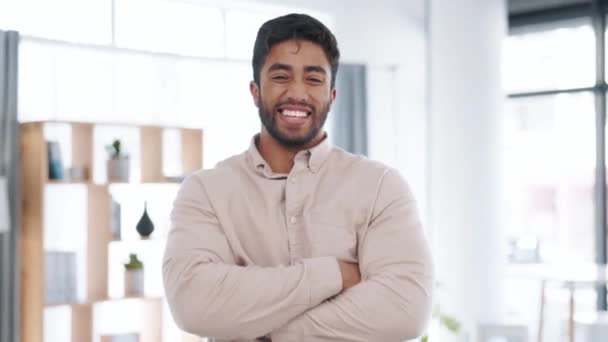 Hombre Negocios Brazos Cruzados Sonrisa Cara Con Confianza Feliz Trabajando — Vídeos de Stock