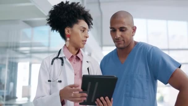 Diskuse Tablety Frustrovaní Lékaři Pracující Společně Medicíně Moderní Nemocnici Která — Stock video