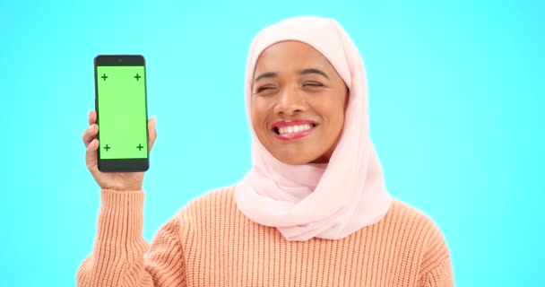 Мусульманин Телефон Зеленый Экран Женщина Синем Фоне Студии Держащая Дисплей — стоковое видео