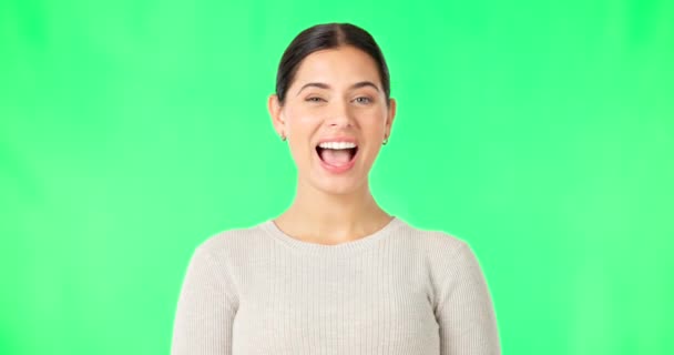 Mutlu Genç Kadın Yeşil Ekranda Yüz Göz Kırpma Stüdyo Renk — Stok video
