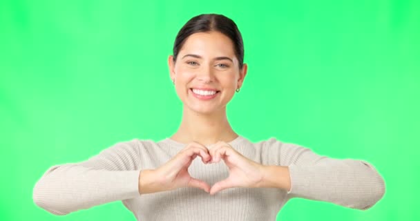 Coração Mãos Rosto Mulher Feliz Tela Verde Estúdio Fundo Cor — Vídeo de Stock