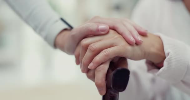 Emeklilik Yardımı Için Baston Kullanan Bakıcı Eller Yaşlı Kadın Yaşlı — Stok video