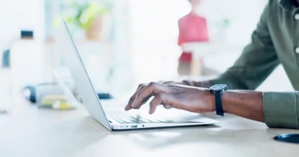 黑人男子正在笔记本电脑上打字 在数字机构 创业公司和办公室的工作效率为博客手工和写作内容 键盘和因特网 有工作流程 男性抄袭者工作 — 图库视频影像
