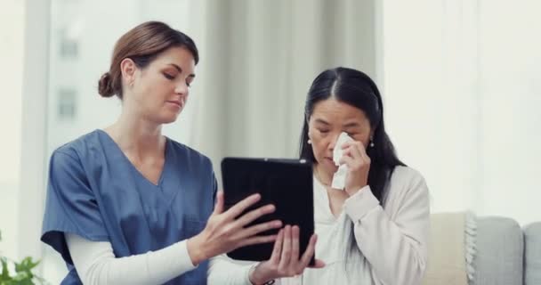 Gråtande Tablett Eller Sjuksköterska Som Pratar Med Sorgsen Kvinna Med — Stockvideo