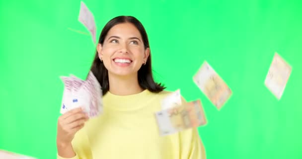 快乐的女人 现金和金钱雨在绿色的屏幕上 因为赢了 奖品或彩票在工作室的背景 笑着追求经济自由 财富或投资的女性获奖者的画像 — 图库视频影像