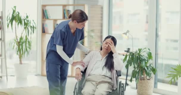 轮椅或护士与悲伤的女人谈论医疗报告的结果或康复的坏消息 与正在与残疾人士交谈或向他们解释的医生进行健康咨询 — 图库视频影像