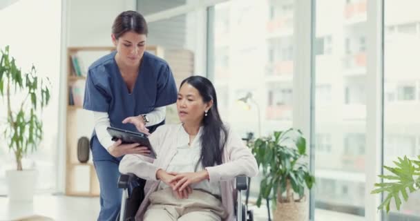 Tablet Cadeira Rodas Enfermeira Conversando Com Mulher Dos Resultados Relatório — Vídeo de Stock