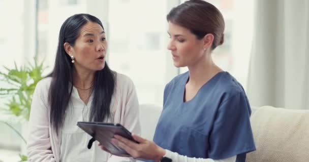 Tablet Consultoría Enfermera Hablando Con Mujer Los Resultados Informes Médicos — Vídeos de Stock