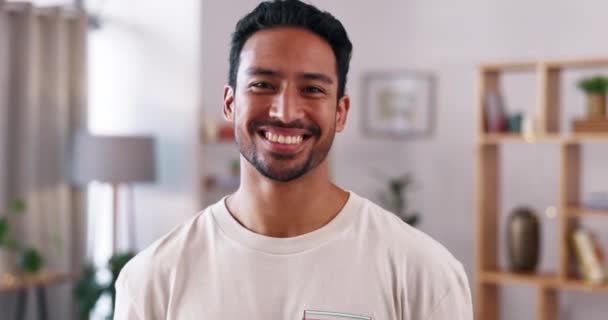 Šťastný Smích Tvář Asiata Obývacím Pokoji Vypadá Sebevědomě Pohledně Úsměv — Stock video