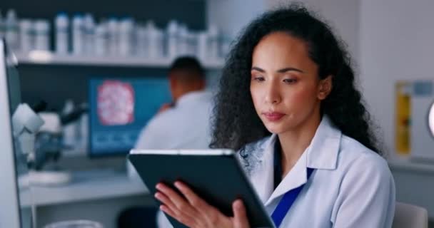 研究室とタブレットで深刻な女性は 研究室での医学分析と革新のための結果 医薬品分析医学研究技術科学者インターネットデータ研究 — ストック動画