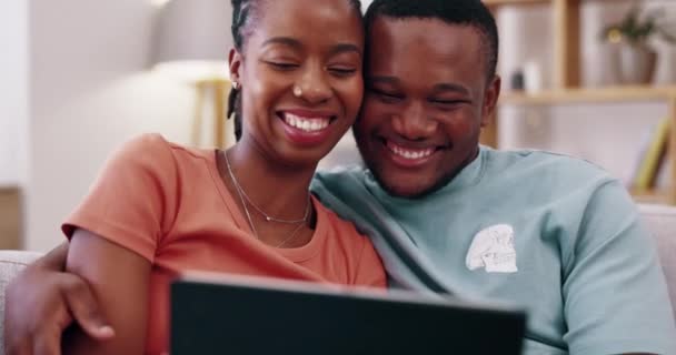 笑いカップル タブレットやソーシャルメディア 面白いミームやオンライン映画エンターテイメント上の家 幸せな男 女性と黒の人々は サブスクリプションのショーを見て デジタル技術やインターネットゲームをダウンロード — ストック動画