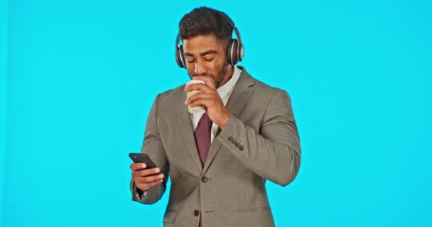 Musik Hovedtelefoner Kaffe Mand Med Telefon Studiet Isoleret Blå Baggrund – Stock-video