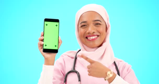 Grön Skärm Telefon Och Läkare Isolerad Blå Bakgrund Medicinsk Mobilapp — Stockvideo