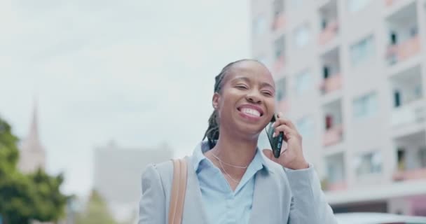 黒の女性とビジネスの旅行に笑顔で街を歩く ウォーキング 都市の通りとモバイルネットワークとオンライン会話を持つ従業員仕事について話す屋外 — ストック動画