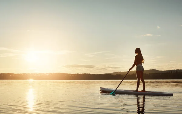 She Loves Peace Paddling Gives Her Attractive Young Woman Paddle — Stock Photo, Image