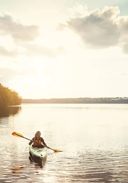 あなたは上に浮かんでいる水です 湖でカヌーに乗るための魅力的な若い女性 — ストック写真