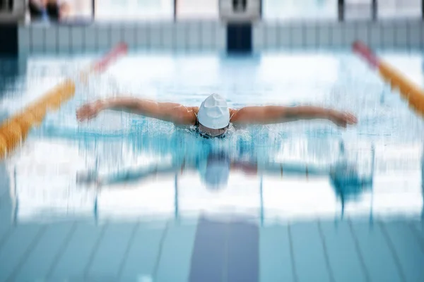 参加竞赛 运动或有氧运动的游泳池中的运动 蝶泳或女子训练 水泡游泳者 健康的或健康的女人 在水里运动时速度快或有动力 — 图库照片