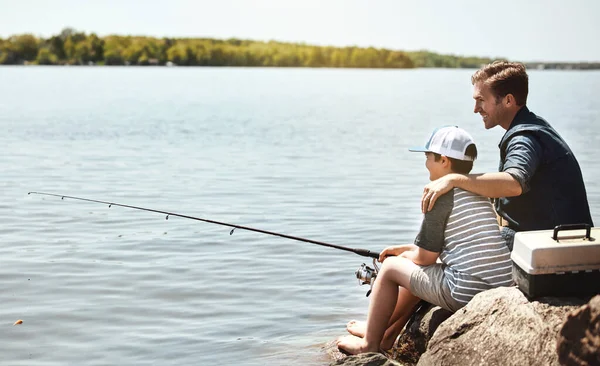 Disfrutando Primera Aventura Pesca Juntos Padre Hijito Pescando Juntos — Foto de Stock