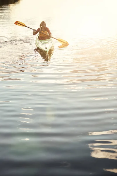 Веселитесь Пока Занимаетесь Спортом Привлекательная Молодая Женщина Каноэ Озеру — стоковое фото
