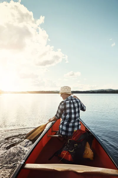 Asumiendo Lago Una Atractiva Joven Que Pasa Día Kayak Lago — Foto de Stock