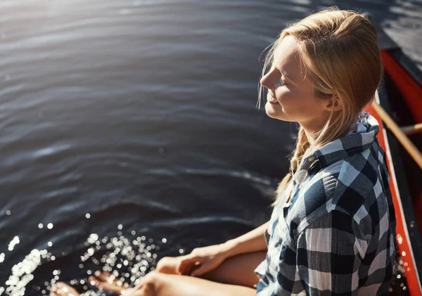冷やさない方がいい 湖でリラックスした一日を過ごす魅力的な若い女性の高角度ショット — ストック写真
