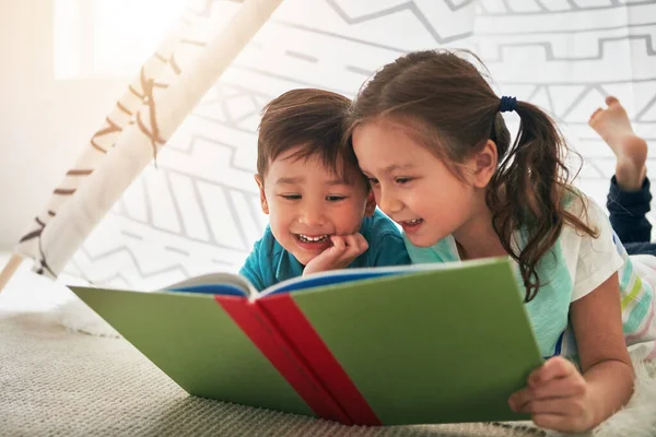 Convertirse Lectores Entusiastas Dos Adorables Hermanos Jóvenes Leyendo Libro Juntos — Foto de Stock