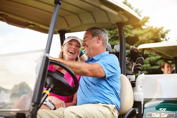 Het Enige Manier Een Golfbaan Komen Een Aanhankelijk Volwassen Paar — Stockfoto