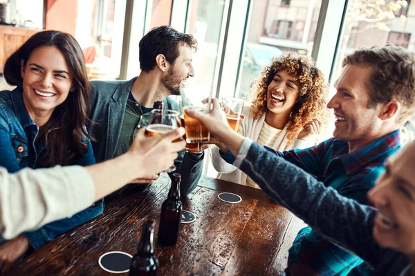 Cerveja Que Nos Une Grupo Amigos Fazendo Brinde Enquanto Divertem — Fotografia de Stock