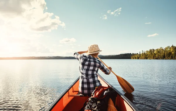 湖の上の孤独 湖で一日カヤックをしている魅力的な若い女性が — ストック写真
