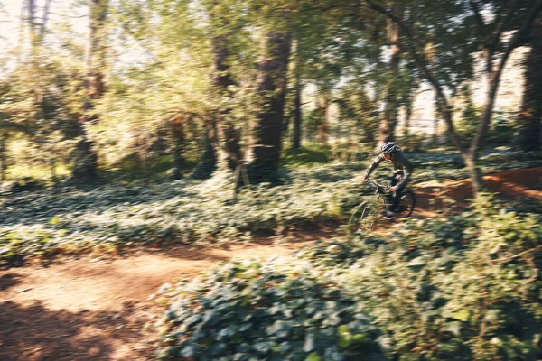 Озил Езда Велосипеде Движение Размываются Человеком Лесу Ради Фитнеса Приключений — стоковое фото
